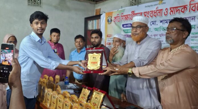 ধুনটে কৃতি শিক্ষার্থীদের সংবর্ধনা
