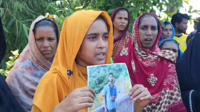 সেনা সদস্য প্রেমিকের সাথে প্রেমিকার বিয়ের দাবিতে মানববন্ধন
