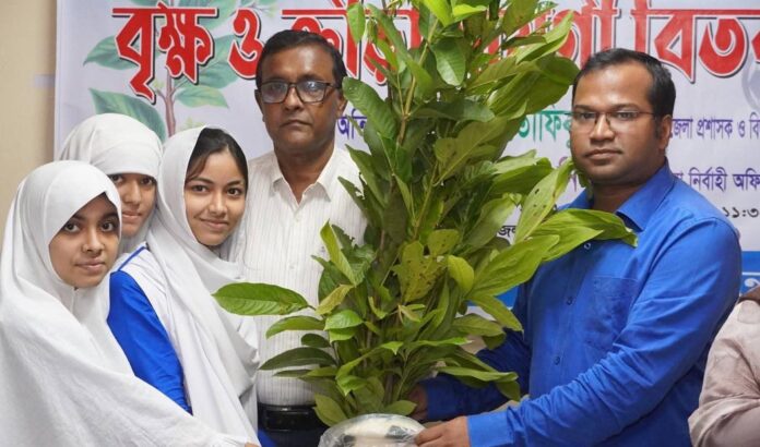 ধুনটের শিক্ষা প্রতিষ্ঠানে বৃক্ষসহ ক্রীড়া সামগ্রী বিতরণ