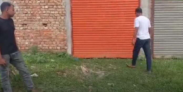 Jute stolen in Dhunat after cutting the lock of a warehouse! ধুনটে গোডাউন ঘরের তালা কেটে পাট চুরি!
